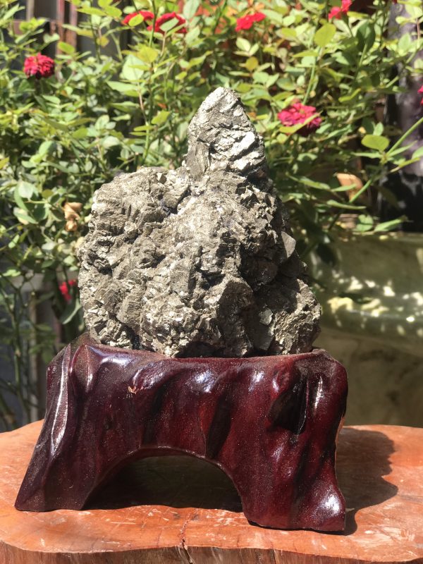 ĐỊA ĐIỂM BÁN ĐÁ VÀNG GĂM GIÚP TRẤN TRẠCH NHÀ, TRỪ TÀ – CADA.VN Đá Vàng Găm được mệnh danh là lửa, lúc chúng ta tác động lên đá bằng 1 thanh kim loại hay 2 viên đá va chạm nhau thì có hiện tượng tóe lửa. Được phân bố rất nhiều ở Đức, Tây Ban Nha, Thủy Điển, Hoa Kì. Ở Việt Nam thì được phân bố nhiều ở Tây Nguyên, vì nơi đây chính là nguồn gốc của các loại đá quý. ►► Đá Vàng Găm có rất nhiều tác dụng khác nhau như: • Đá Vàng Găm giúp trấn trạch nhà, trừ tà, khử tia ác xạ và tạo năng lượng dương. • Giúp bạn mạnh dạn hơn khi giao tiếp với bạn bè, giao tiếp với xã hội,… • Đá Vàng Găm là 1 loại đá được xem như là đá bảo vệ giúp chủ nhân có thể tránh xa được những năng lượng xấu. Bảo vệ chủ nhân khỏi luồng khí độc và mối nguy hiểm đến cơ thể. • Ngăn cản được nguồn năng lượng âm, năng lượng xấu đi lệch hướng tránh xa khỏi chủ nhân. • Mang lại nhiều may mắn và sự hưng thịnh, tỏa ra 1 nguồn năng lượng dương tích cực cho ngôi nhà của bạn, làm cho gia đình luôn luôn bình an, vui vẻ và gắn kết được các mối quan hệ lại với nhau. • Đá Vàng Găm giúp bạn tỉnh táo trong công việc giải quyết được công việc 1 cách ổn thỏa hơn, nhanh gọn hơn. Địa chỉ: 411/14 Lê Đại Hành, P11, Q11, TPHCM Liên hệ: 0931573757