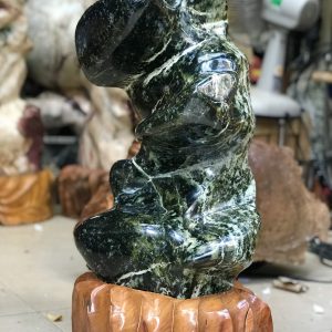 ĐÁ CẢNH TỰ NHIÊN NGỌC SERPENTINE XANH ĐEN DÁNG BON SAI KT : 65cm x 30cm (MS: 277)