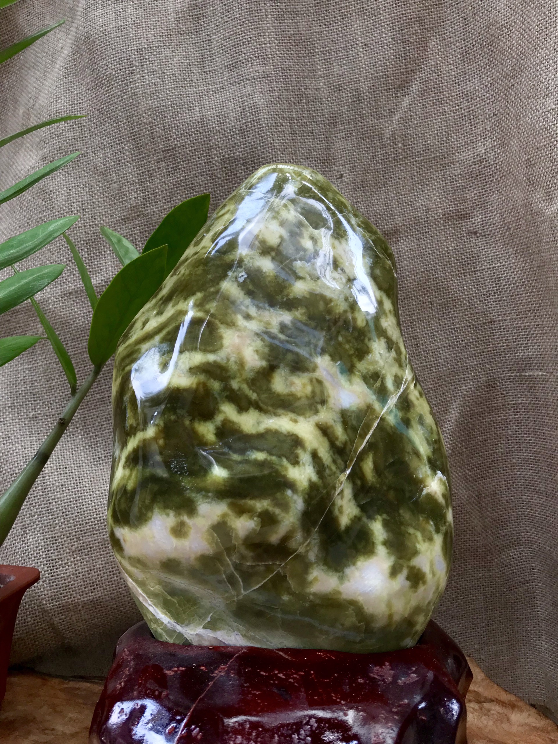 CÂY ĐÁ PHONG THỦY ĐỂ BÀN ĐÁ SERPENTINE XANH NGỌC KT: 32X16CM (CAO GỒM ĐẾ 10CM) MS: VS36