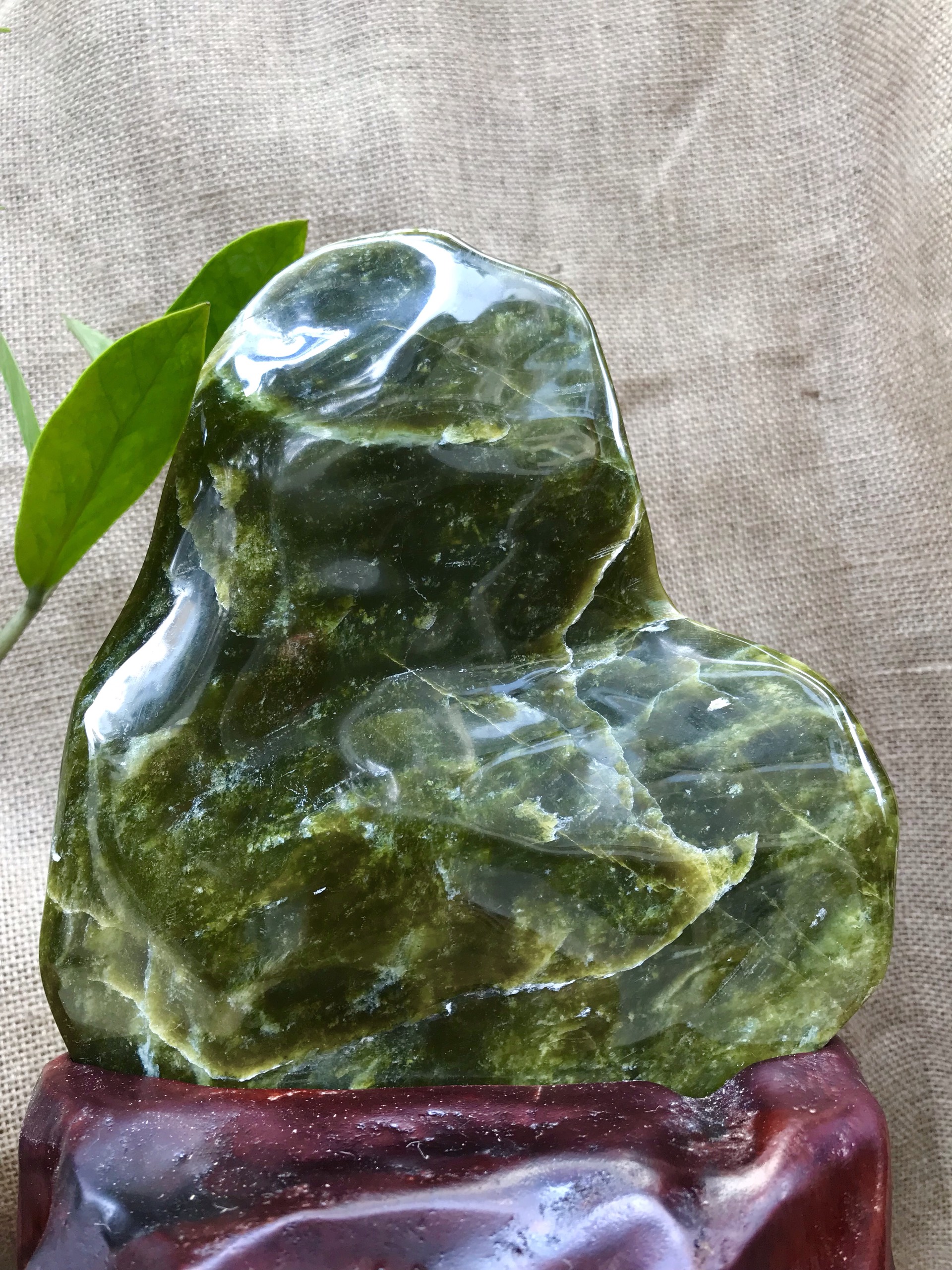CÂY ĐÁ PHONG THỦY ĐỂ BÀN ĐÁ SERPENTINE XANH NGỌC KT: 31,5X18CM (CAO GỒM ĐẾ 13CM) MS: VS37
