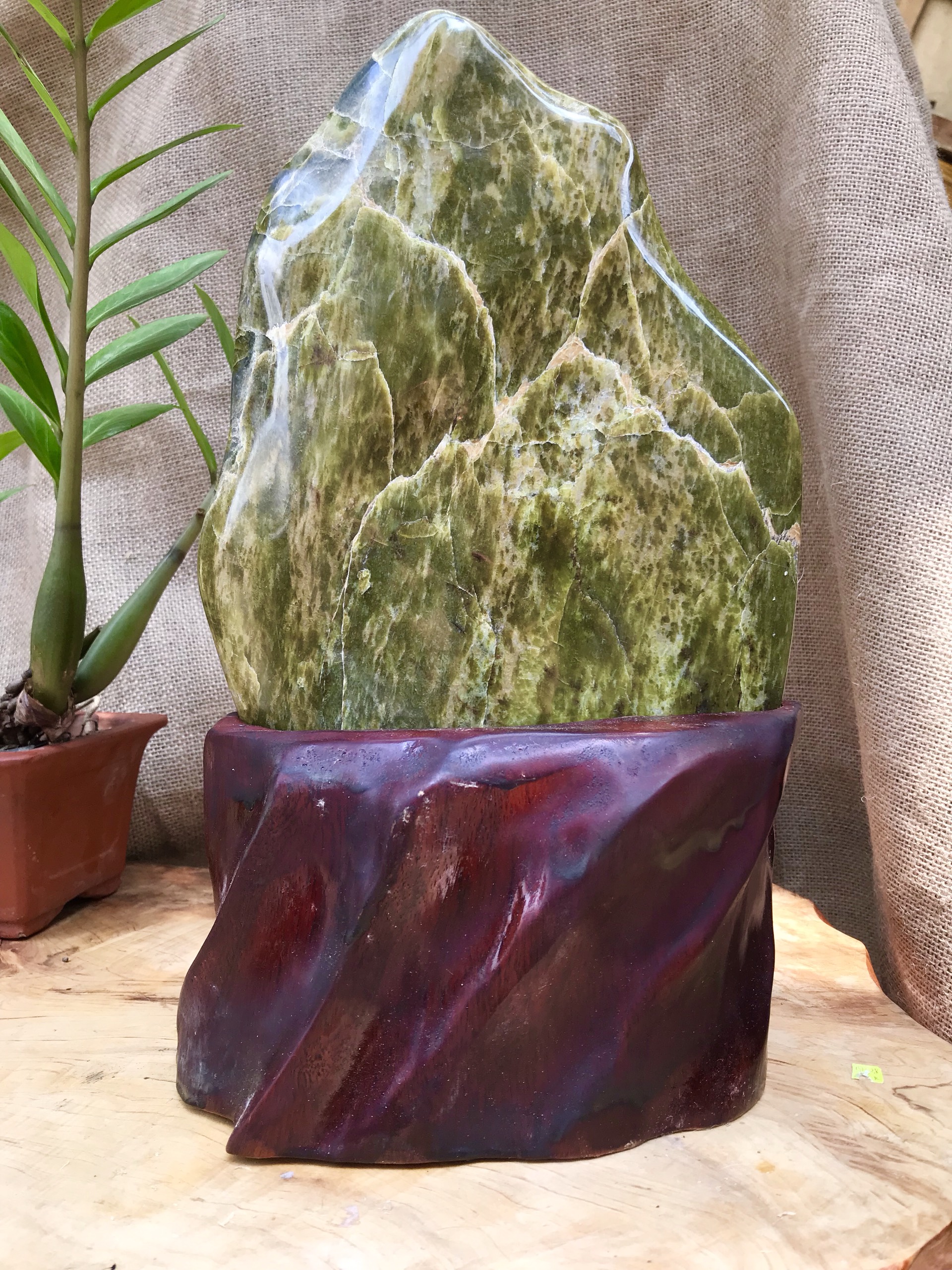 CÂY ĐÁ PHONG THỦY ĐỂ BÀN ĐÁ SERPENTINE XANH VÀNG KT: 35X21CM (CAO GỒM ĐẾ 12CM) MS: VS40