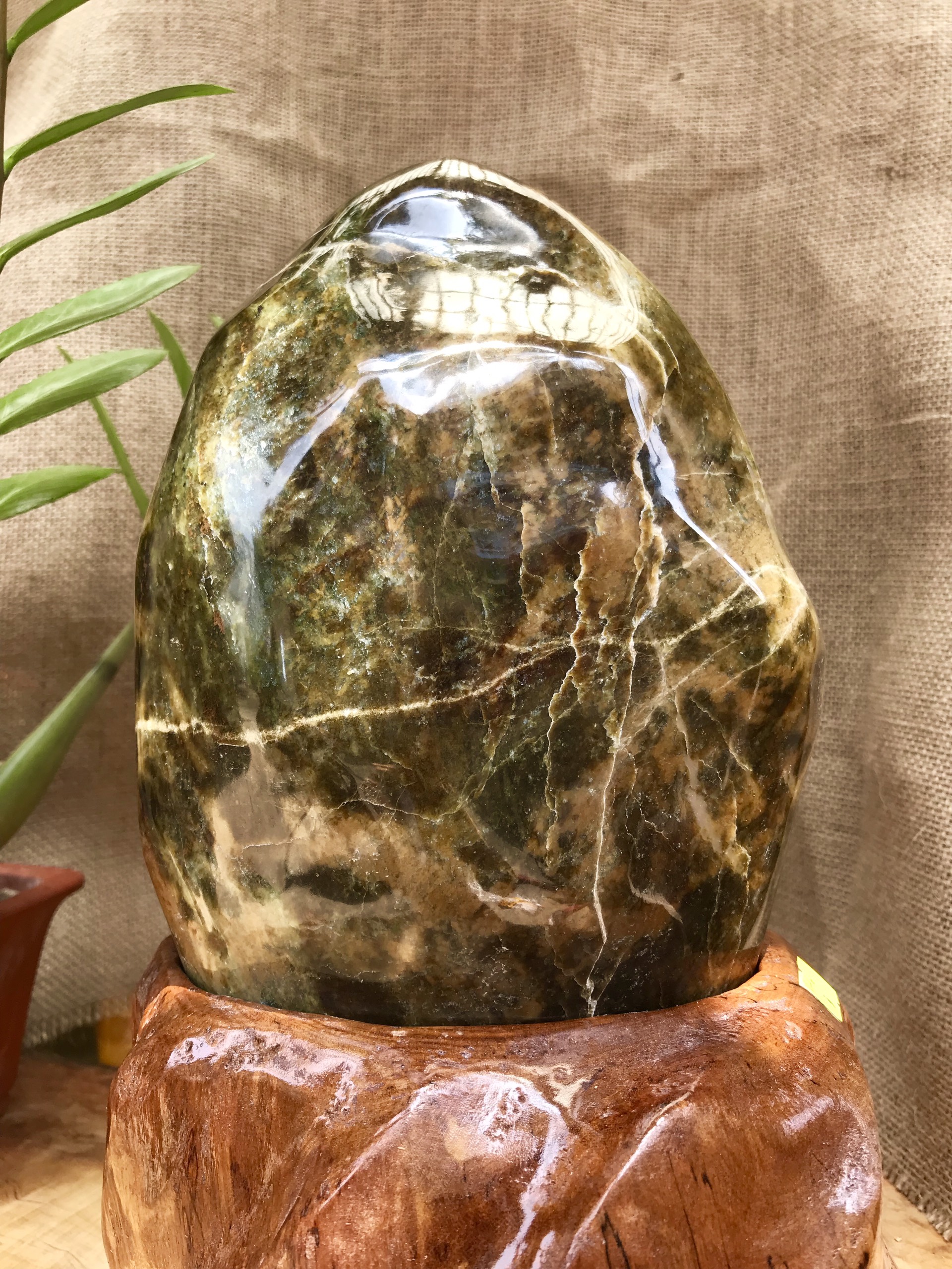 CÂY ĐÁ PHONG THỦY ĐỂ BÀN ĐÁ SERPENTINE XANH VÀNGKT: 31X19CM (CAO GỒM ĐẾ 12CM) MS: VS46