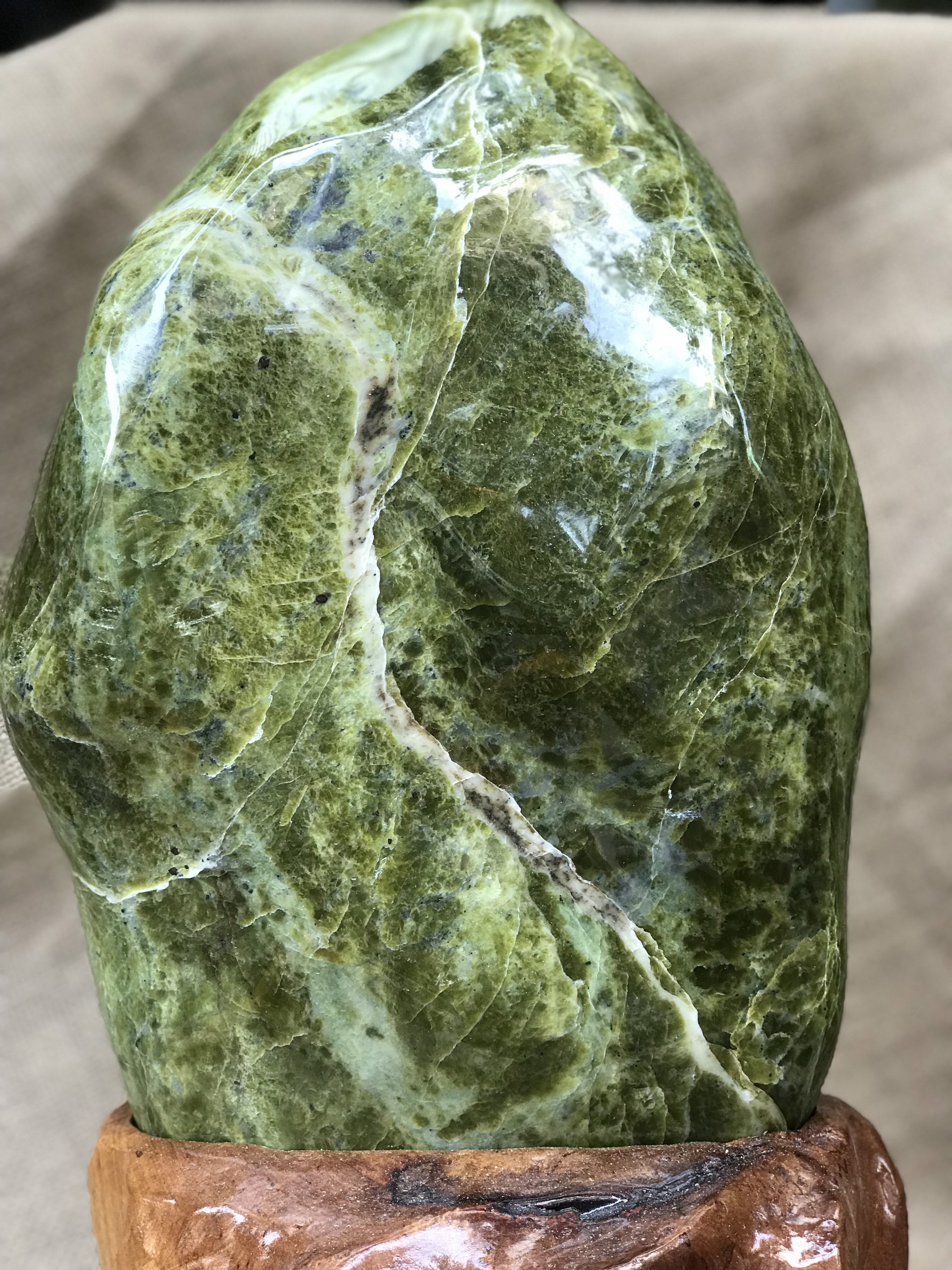 CÂY ĐÁ PHONG THỦY ĐỂ BÀN ĐÁ SERPENTINE XANH NGỌC KT: 41X22CM (CAO GỒM ĐẾ 12CM) MS: VS48