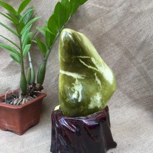 CÂY ĐÁ PHONG THỦY ĐỂ BÀN ĐÁ SERPENTINE XANH NGỌC KT: 27X14CM (CAO GỒM ĐẾ 9CM) MS: VS52