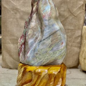 Đá phong thủy phòng khách màu đỏ serpentine