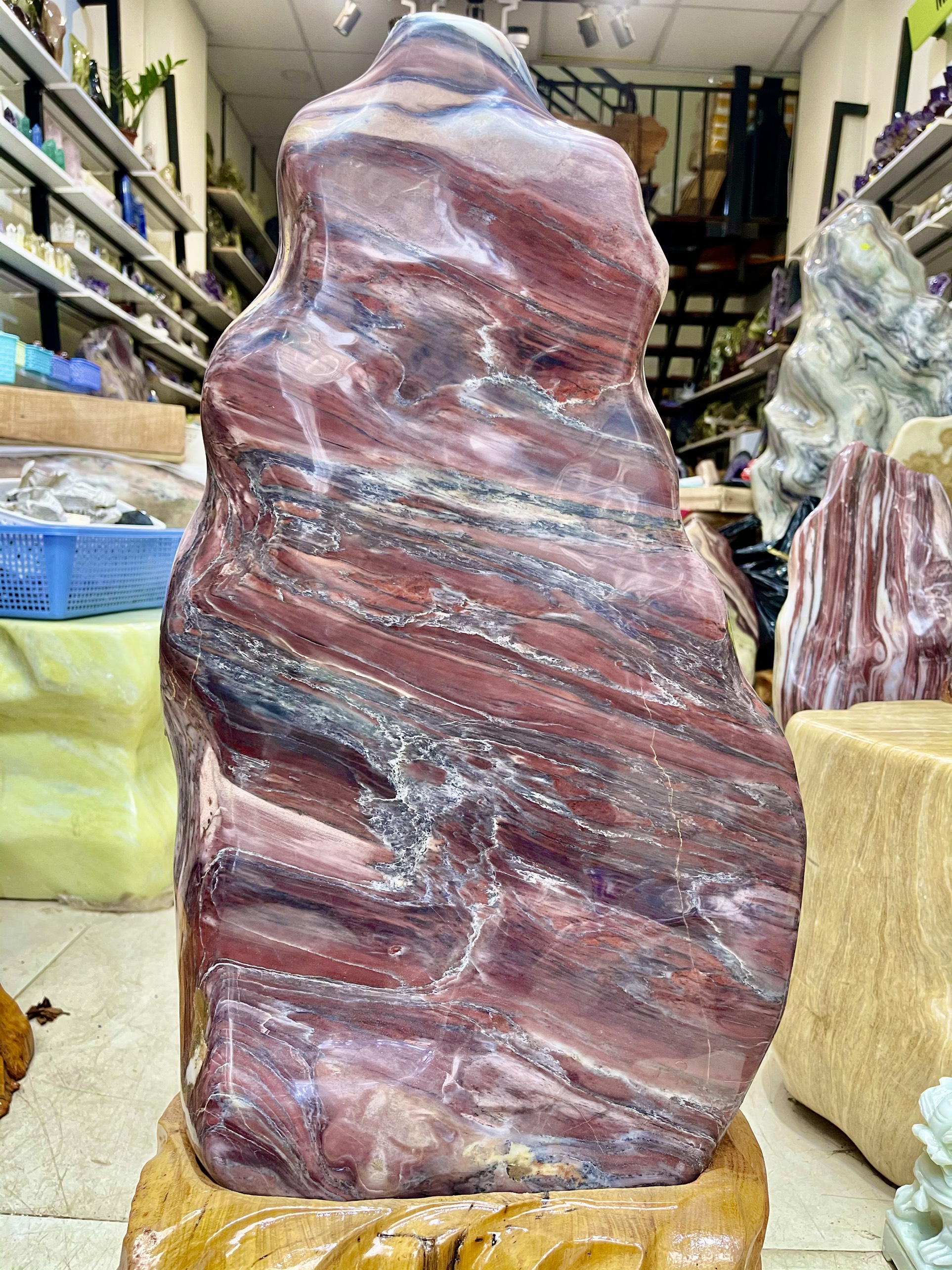 Đá phong thủy phòng khách màu đỏ serpentine KT : 75x32cm(MS:288)