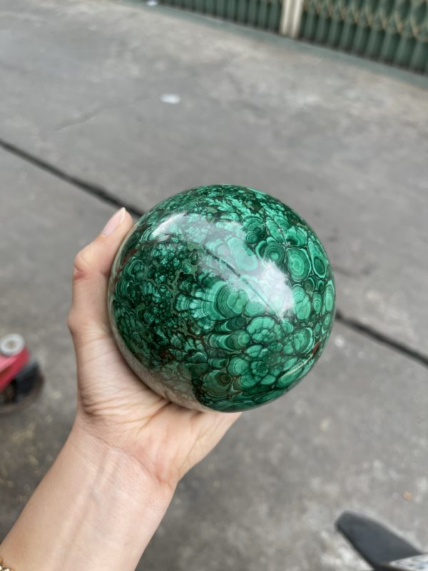 Đá lông công - Đá MALACHITE - Quả cầu đá lông công - 2.115kg - Dk : 10.3cm (MS : MLC05)