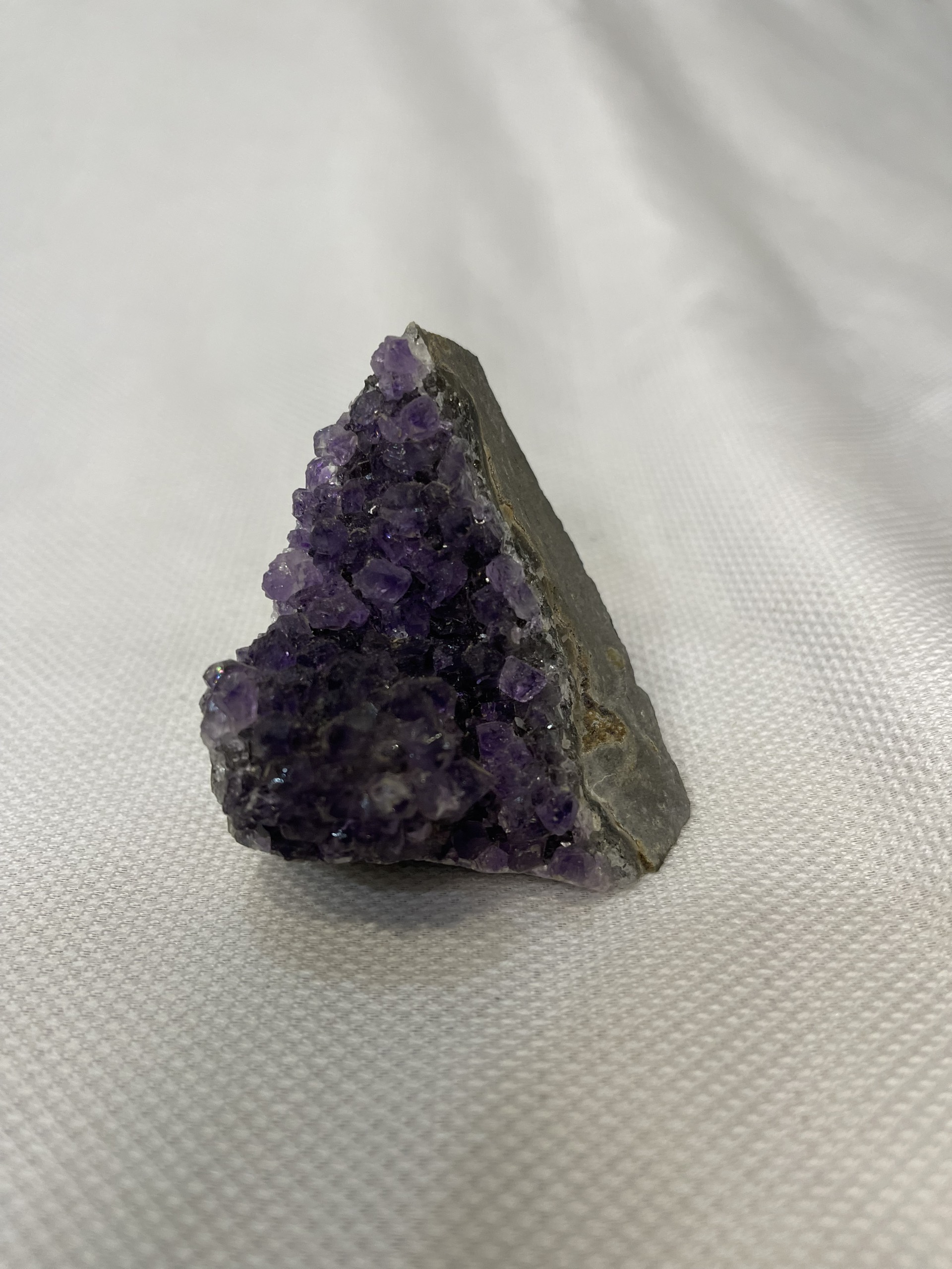 Hốc thạch anh tím nhỏ KT: 6.5 x5cm, KL: 0.151kg (TV81)
