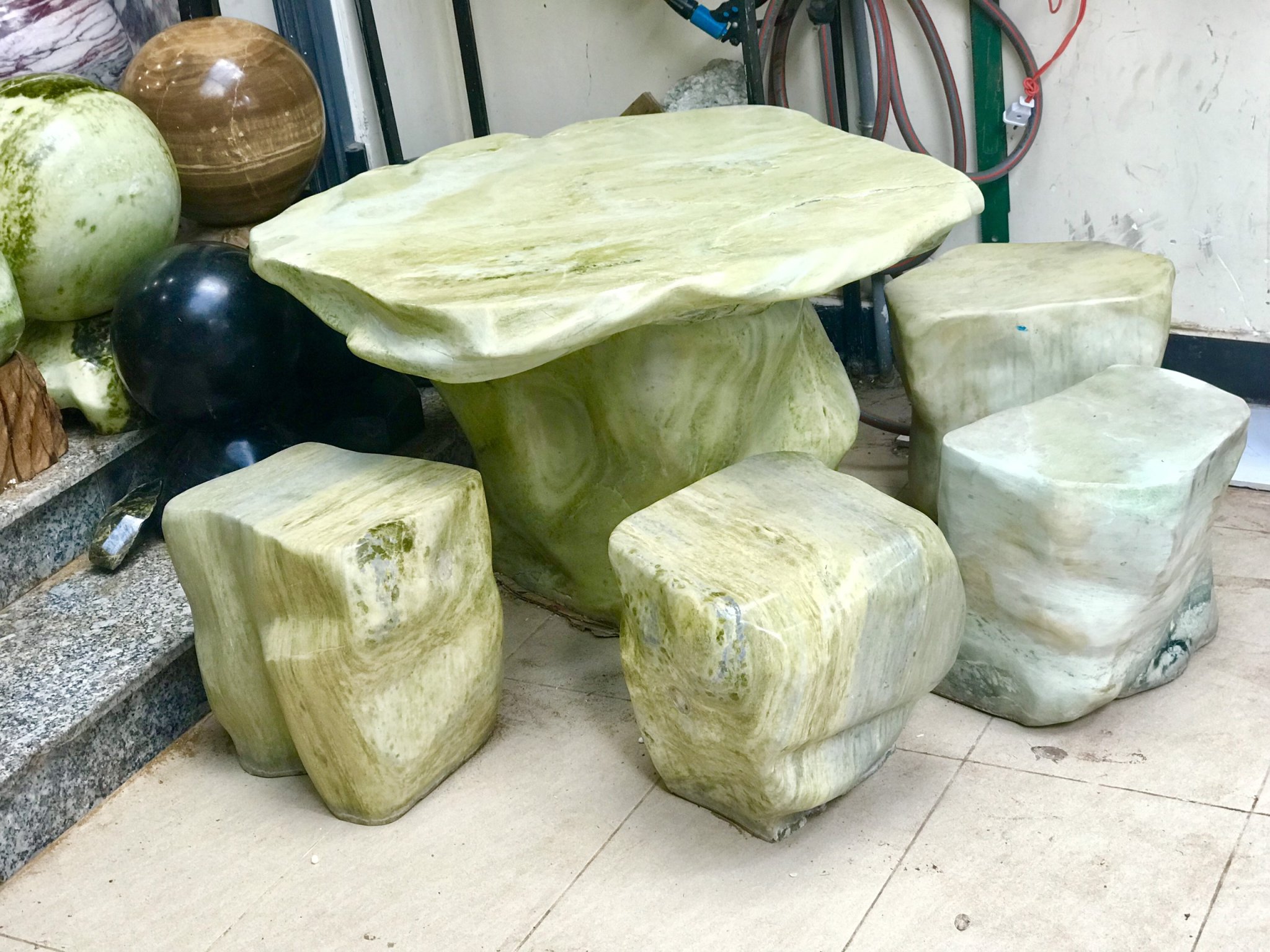Bộ bàn đá ghế đá dành cho sân vườn