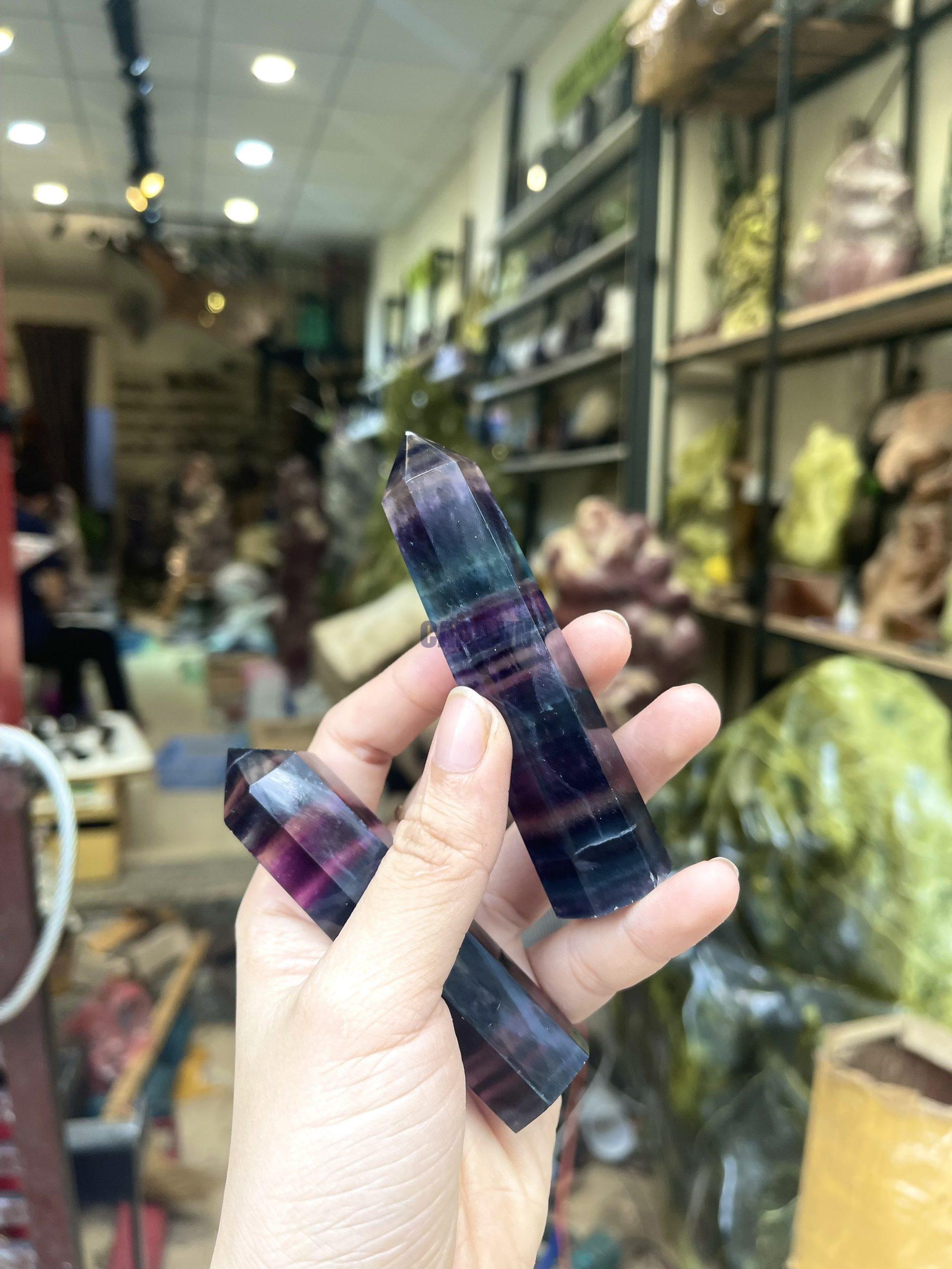 Trụ Fluorite nhiều màu - RAINBOW FLUORITE POINT - Trụ đá thanh tẩy, tarot, sưu tầm