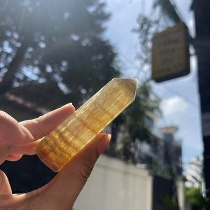 TRỤ ĐÁ FLUORITE VÀNG CÓ HÀO QUANG -RAINBOW YELLOW FLUORITE POINT