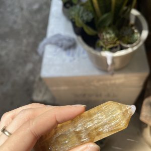 TRỤ ĐÁ FLUORITE VÀNG CÓ HÀO QUANG -RAINBOW YELLOW FLUORITE POINT