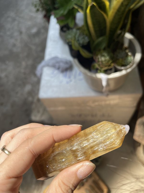 TRỤ ĐÁ FLUORITE VÀNG CÓ HÀO QUANG -RAINBOW YELLOW FLUORITE POINT