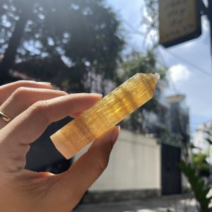TRỤ ĐÁ FLUORITE VÀNG CÓ HÀO QUANG -RAINBOW YELLOW FLUORITE POINT