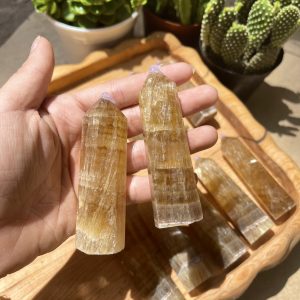 TRỤ ĐÁ FLUORITE VÀNG CÓ HÀO QUANG -RAINBOW YELLOW FLUORITE POINT