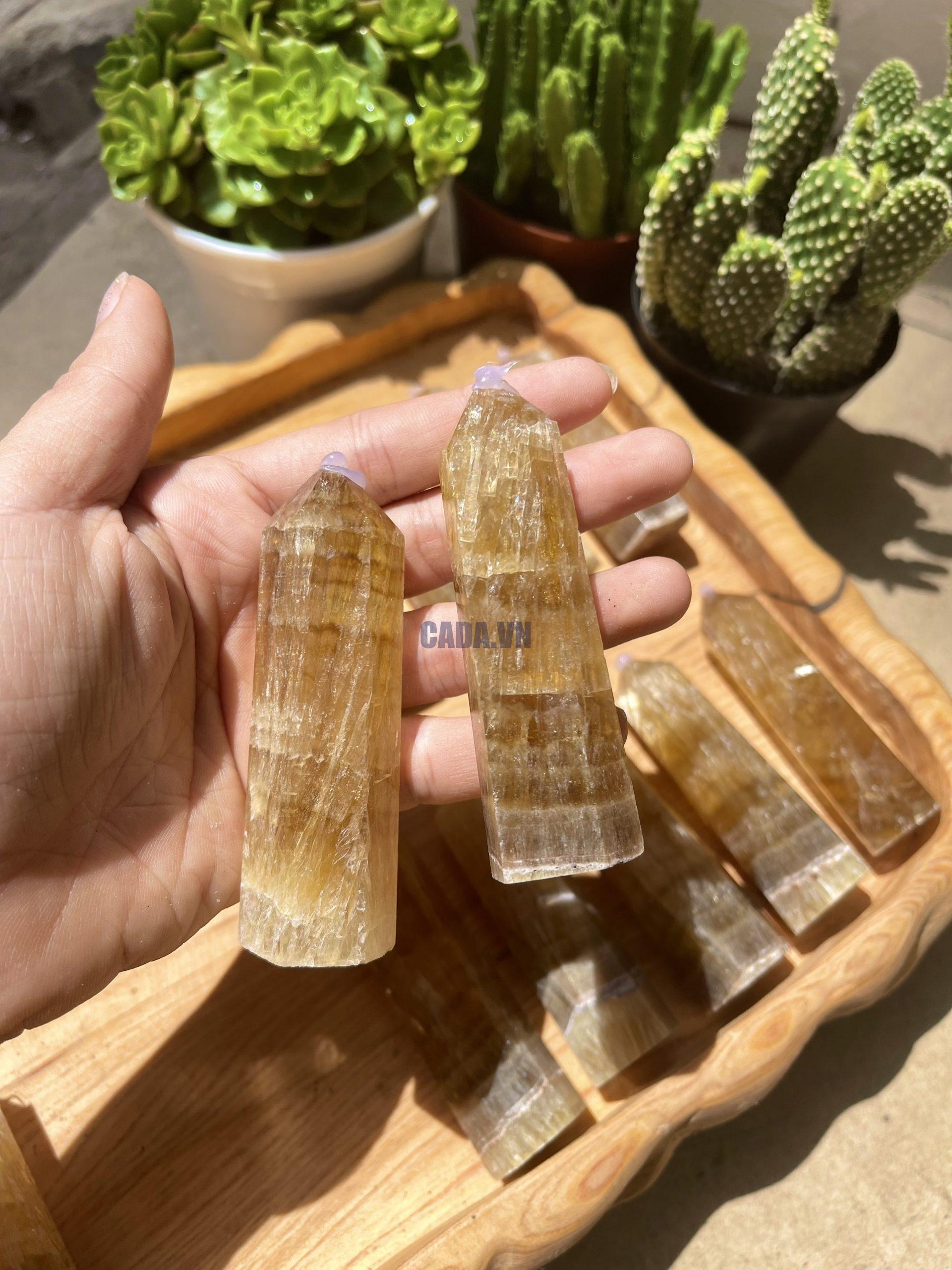 TRỤ ĐÁ FLUORITE VÀNG CÓ HÀO QUANG -RAINBOW YELLOW FLUORITE POINT