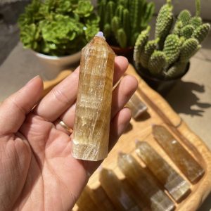 TRỤ ĐÁ FLUORITE VÀNG CÓ HÀO QUANG -RAINBOW YELLOW FLUORITE POINT