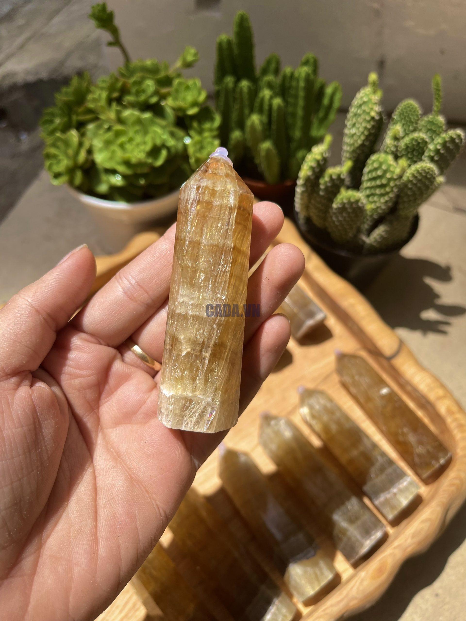 TRỤ ĐÁ FLUORITE VÀNG CÓ HÀO QUANG -RAINBOW YELLOW FLUORITE POINT