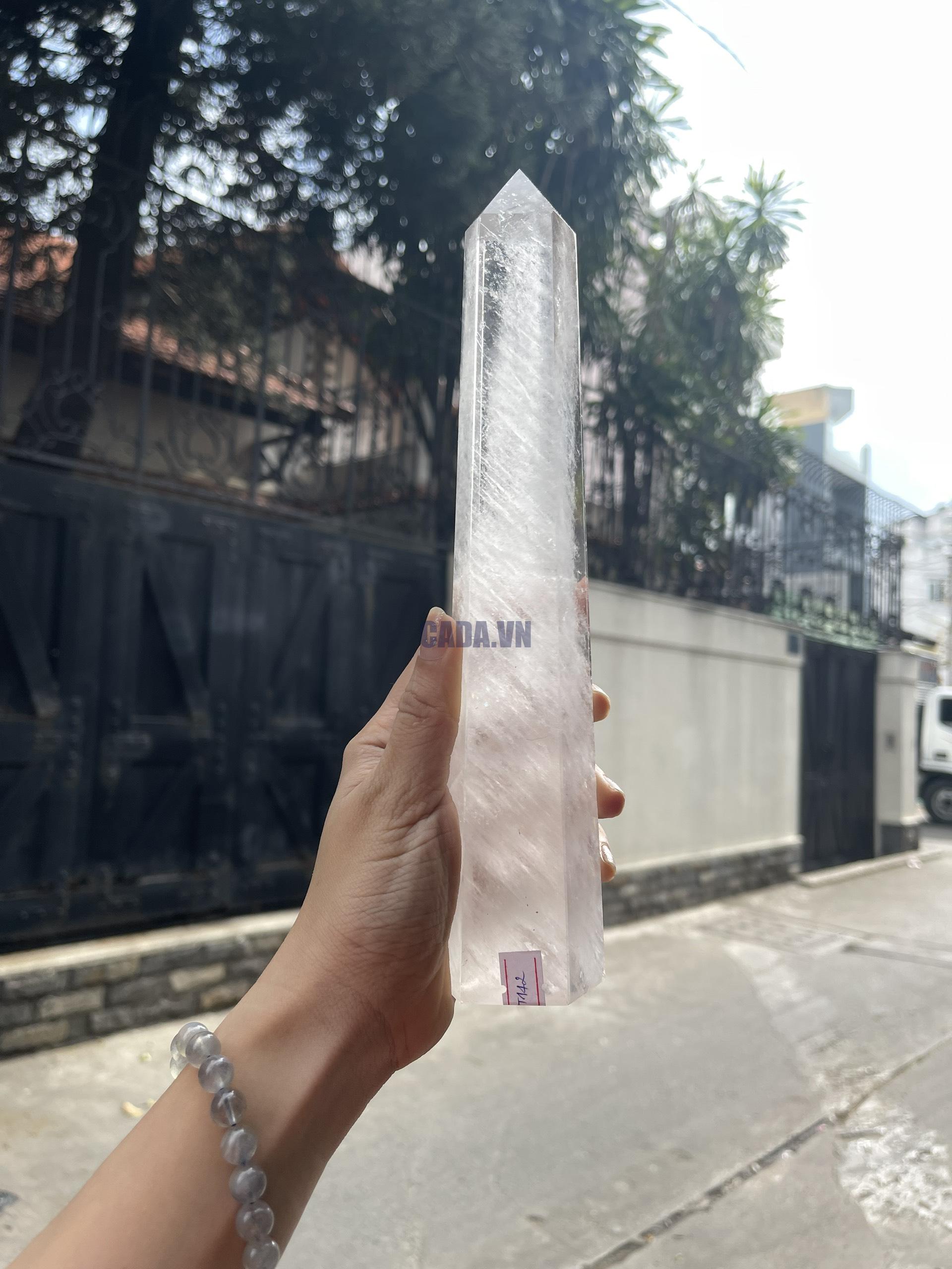 Trụ Thạch Anh Trắng trong – Clear Quartz Point, KT: 25×5 CM, KL: 0.72 KG (TTT142)