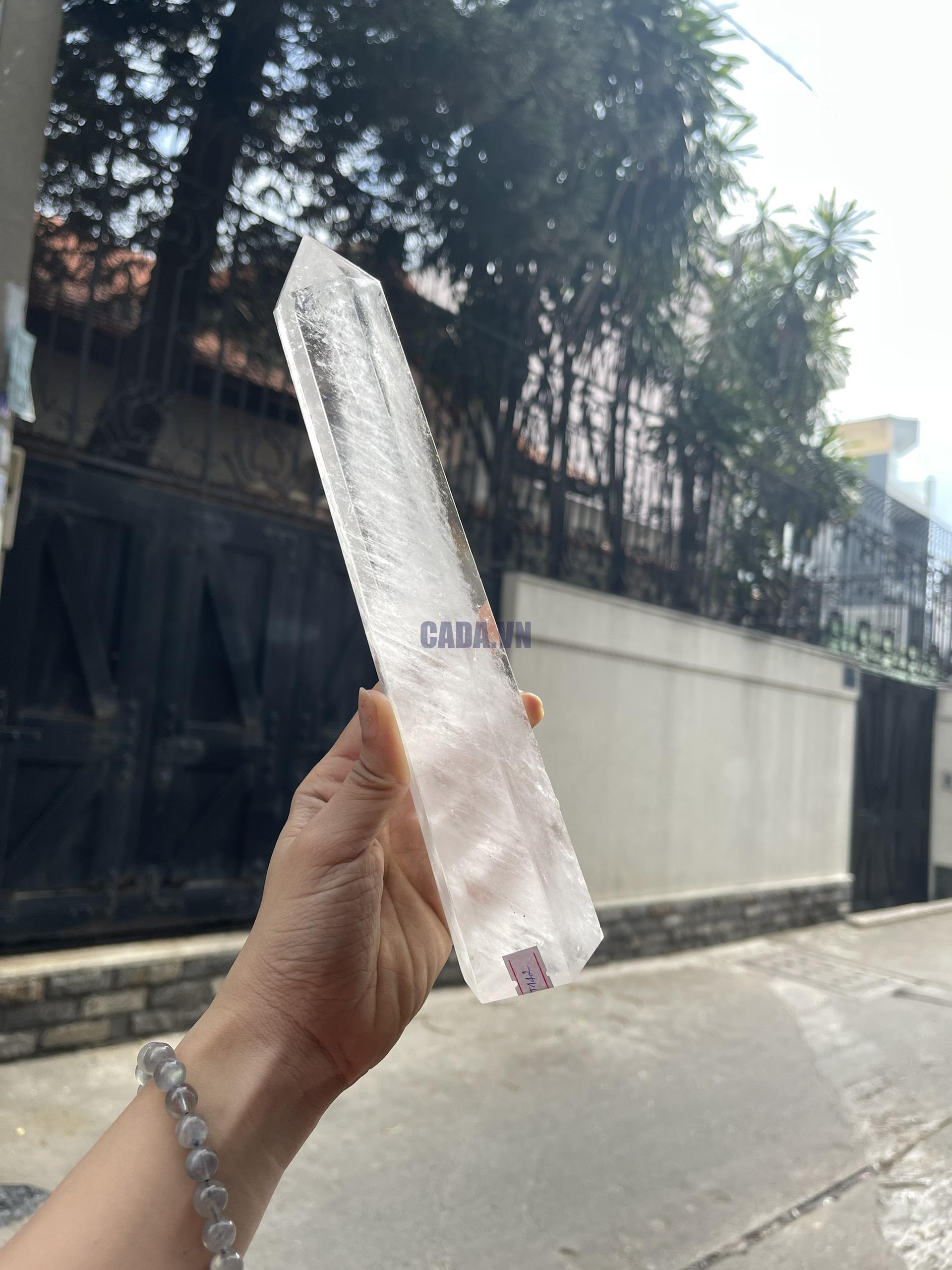 Trụ Thạch Anh Trắng trong – Clear Quartz Point, KT: 25×5 CM, KL: 0.72 KG (TTT142)