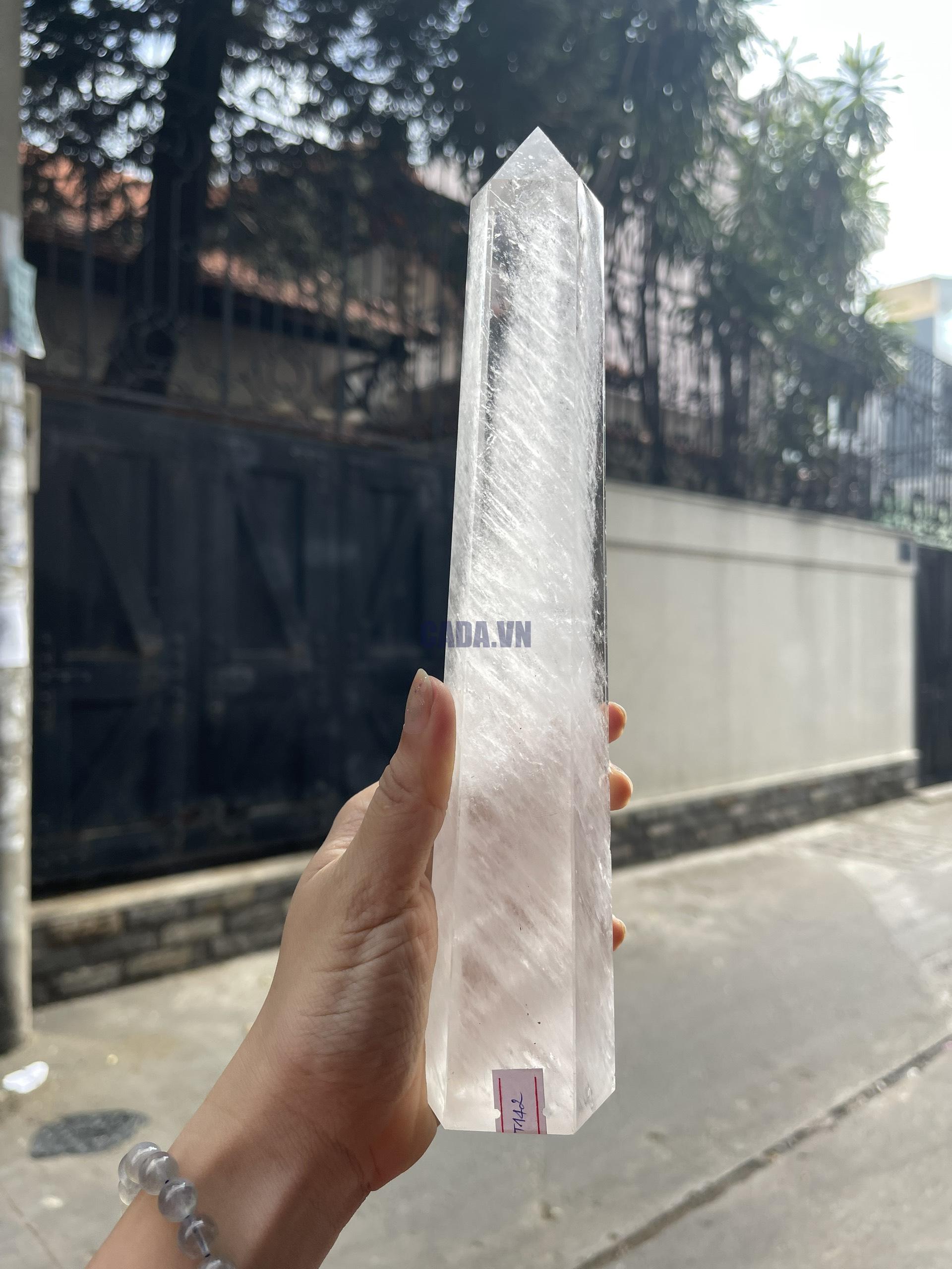 Trụ Thạch Anh Trắng trong – Clear Quartz Point, KT: 25×5 CM, KL: 0.72 KG (TTT142)