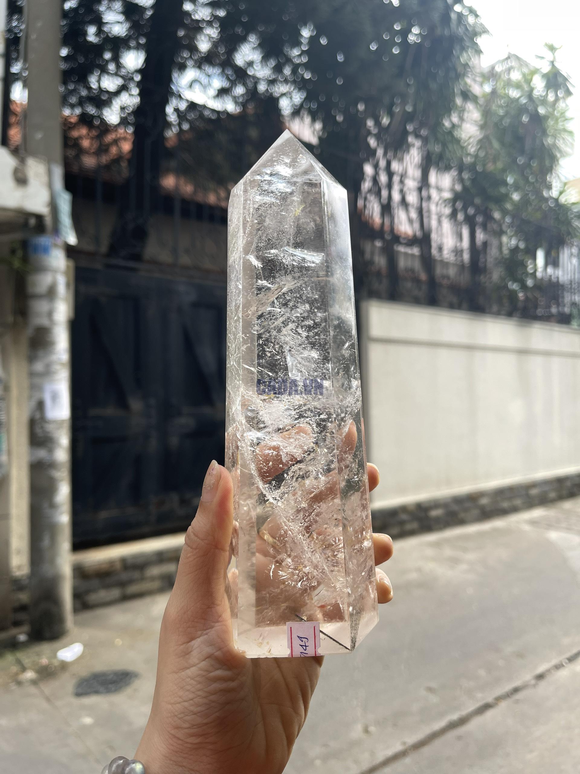 Trụ Thạch Anh Trắng trong – Clear Quartz Point, KT: 20.5×6.5 CM, KL: 0.935 KG (TTT149)