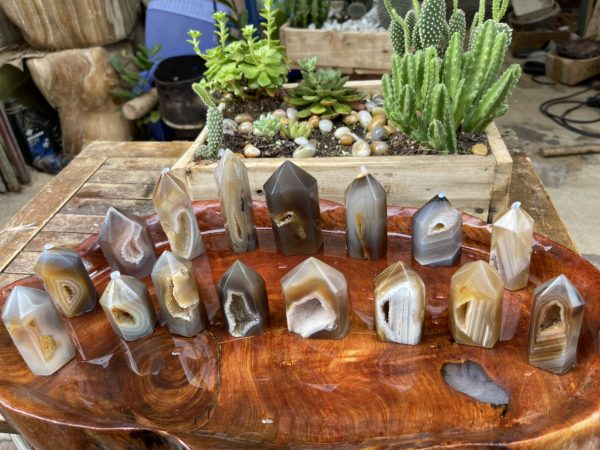 Trụ đá Mã Não có hốc - Agate druzy geode tower