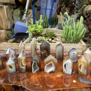 Trụ đá Mã Não có hốc - Agate druzy geode tower
