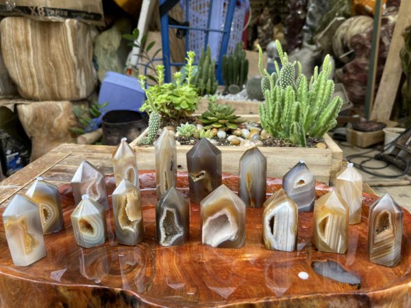 Trụ đá Mã Não có hốc - Agate druzy geode tower
