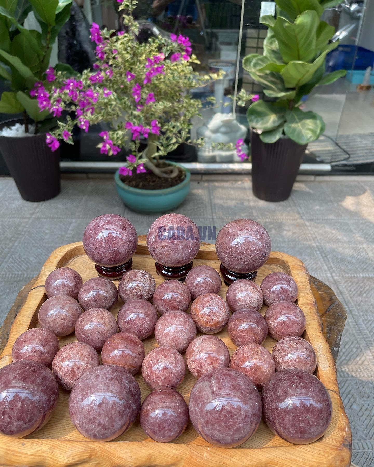 Bi cầu phong thủy Thach Anh Dâu Tây - Strawberry Quartz Sphere