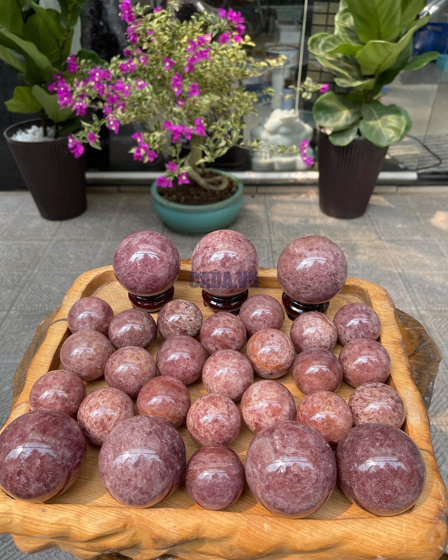 Bi cầu phong thủy Thach Anh Dâu Tây - Strawberry Quartz Sphere