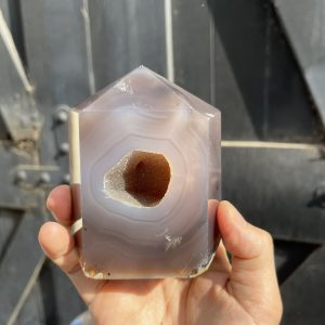 Trụ đá Mã Não có hốc – Agate Druzy Geode Tower (NH2), KT: 10.5x9CM, KL: 0.64 KG