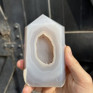Trụ đá Mã Não có hốc – Agate Druzy Geode Tower (NH3), KT: 12x7.5CM, KL: 0.55 KG