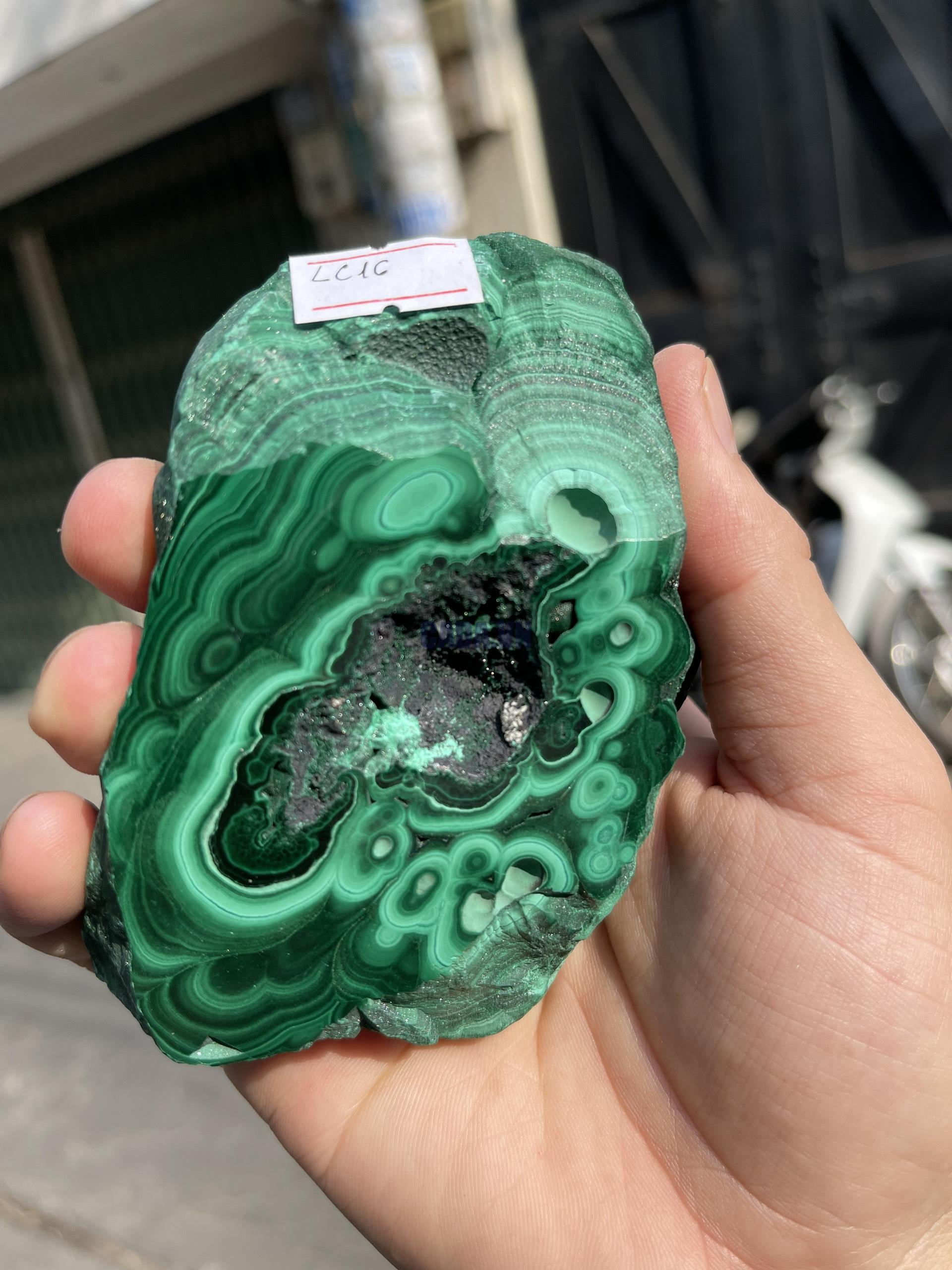 ĐÁ LÔNG CÔNG – ĐÁ KHỔNG TƯỚC – MALACHITE (LC16), KT: 10×7 CM; KL: 0.364KG