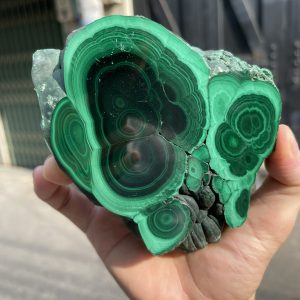 ĐÁ LÔNG CÔNG – ĐÁ KHỔNG TƯỚC – MALACHITE (LC14), KT: 13.5×10.5 CM; KL: 0.936KG