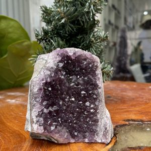 HỐC THẠCH ANH TÍM NHỎ – SMALL AMETHYST GEODE (TV245), KL: 0.838KG, KT: 10.5×9 CM