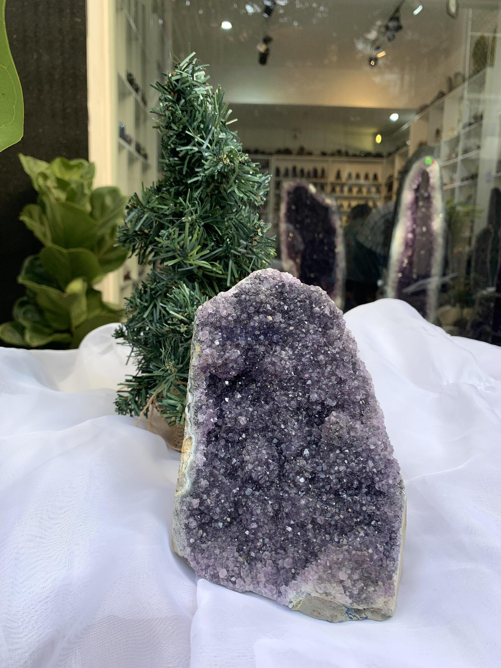 HỐC THẠCH ANH TÍM NHỎ – SMALL AMETHYST (TV321), KL: 1.674 KG, KT: 15 x 12 CM
