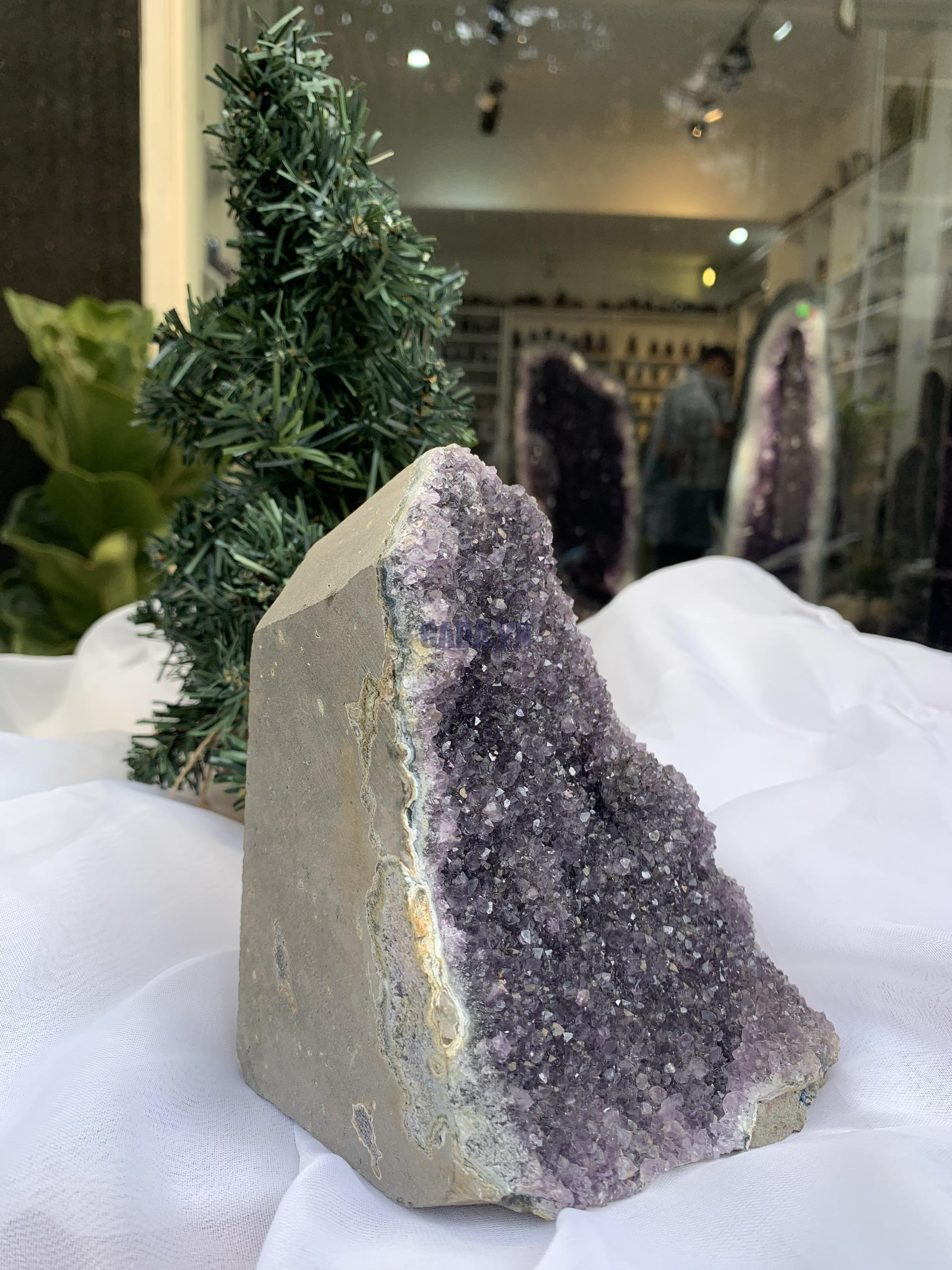 HỐC THẠCH ANH TÍM NHỎ – SMALL AMETHYST (TV321), KL: 1.674 KG, KT: 15 x 12 CM