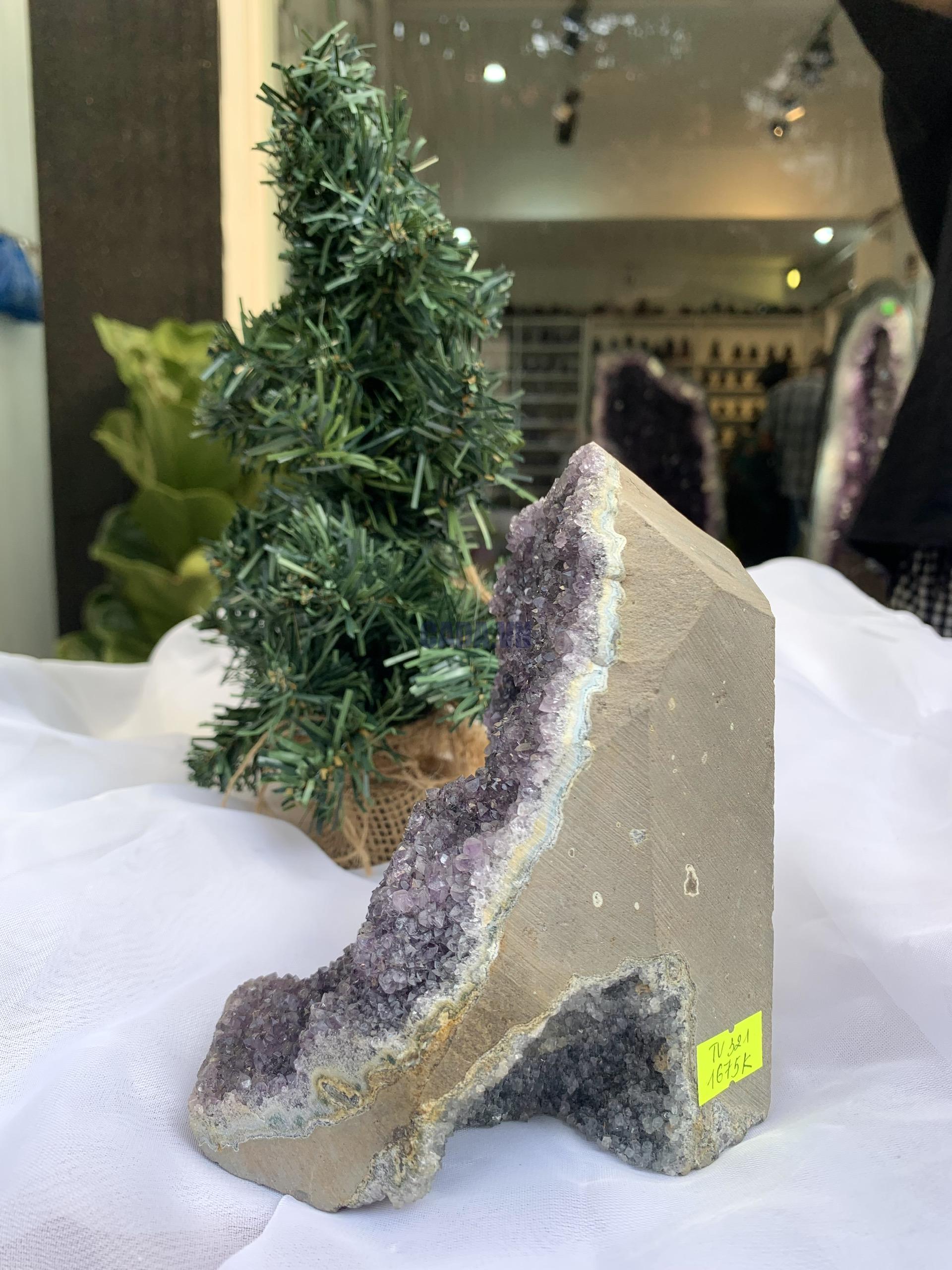 HỐC THẠCH ANH TÍM NHỎ – SMALL AMETHYST (TV321), KL: 1.674 KG, KT: 15 x 12 CM
