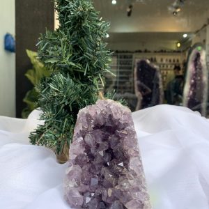 HỐC THẠCH ANH TÍM NHỎ – SMALL AMETHYST (TV369), KL: 0.712 KG, KT: 11 x 8 CM  