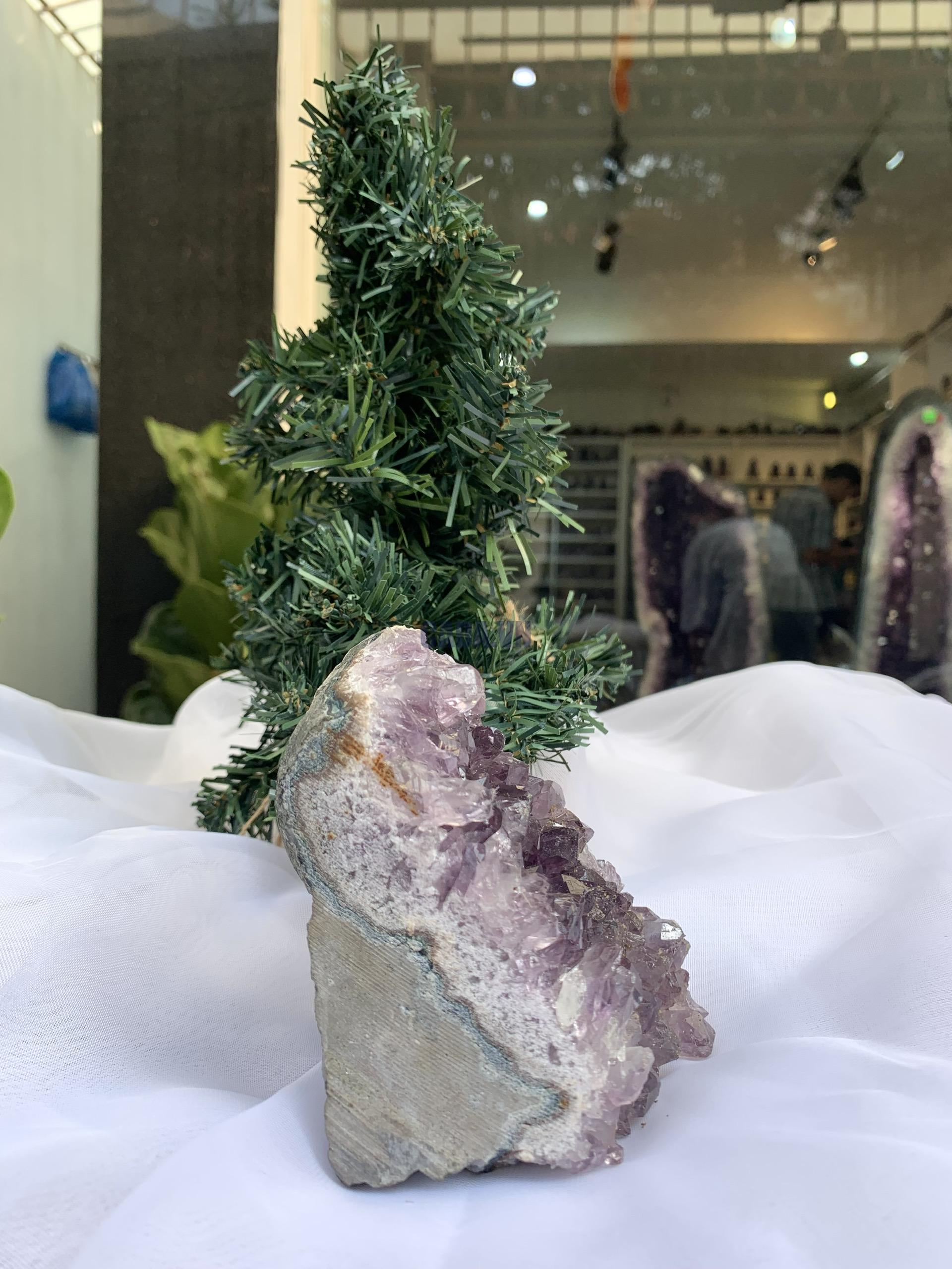 HỐC THẠCH ANH TÍM NHỎ – SMALL AMETHYST (TV369), KL: 0.712 KG, KT: 11 x 8 CM  