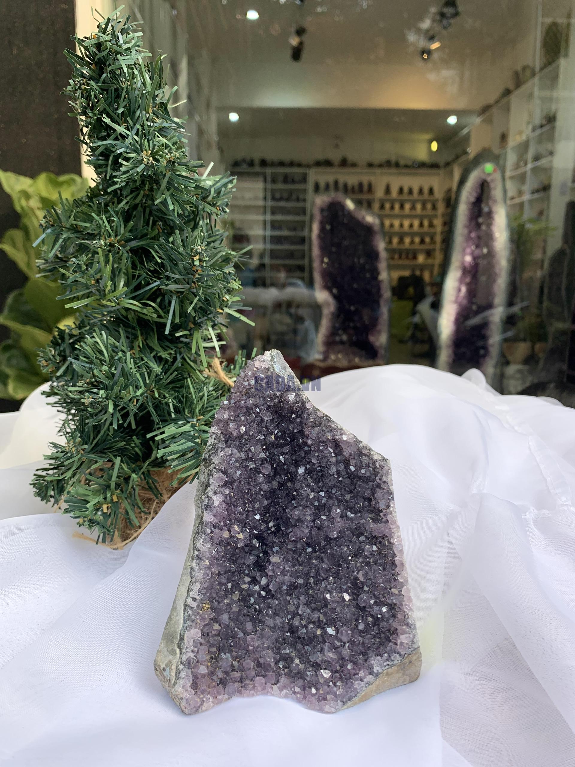 HỐC THẠCH ANH TÍM NHỎ – SMALL AMETHYST (TV364), KL: 0.692 KG, KT: 13 x 10 CM