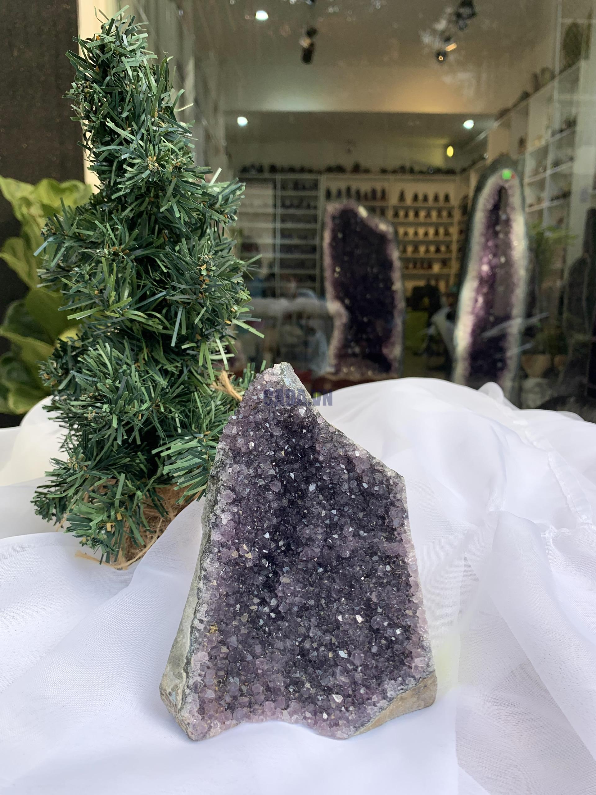 HỐC THẠCH ANH TÍM NHỎ – SMALL AMETHYST (TV364), KL: 0.692 KG, KT: 13 x 10 CM     