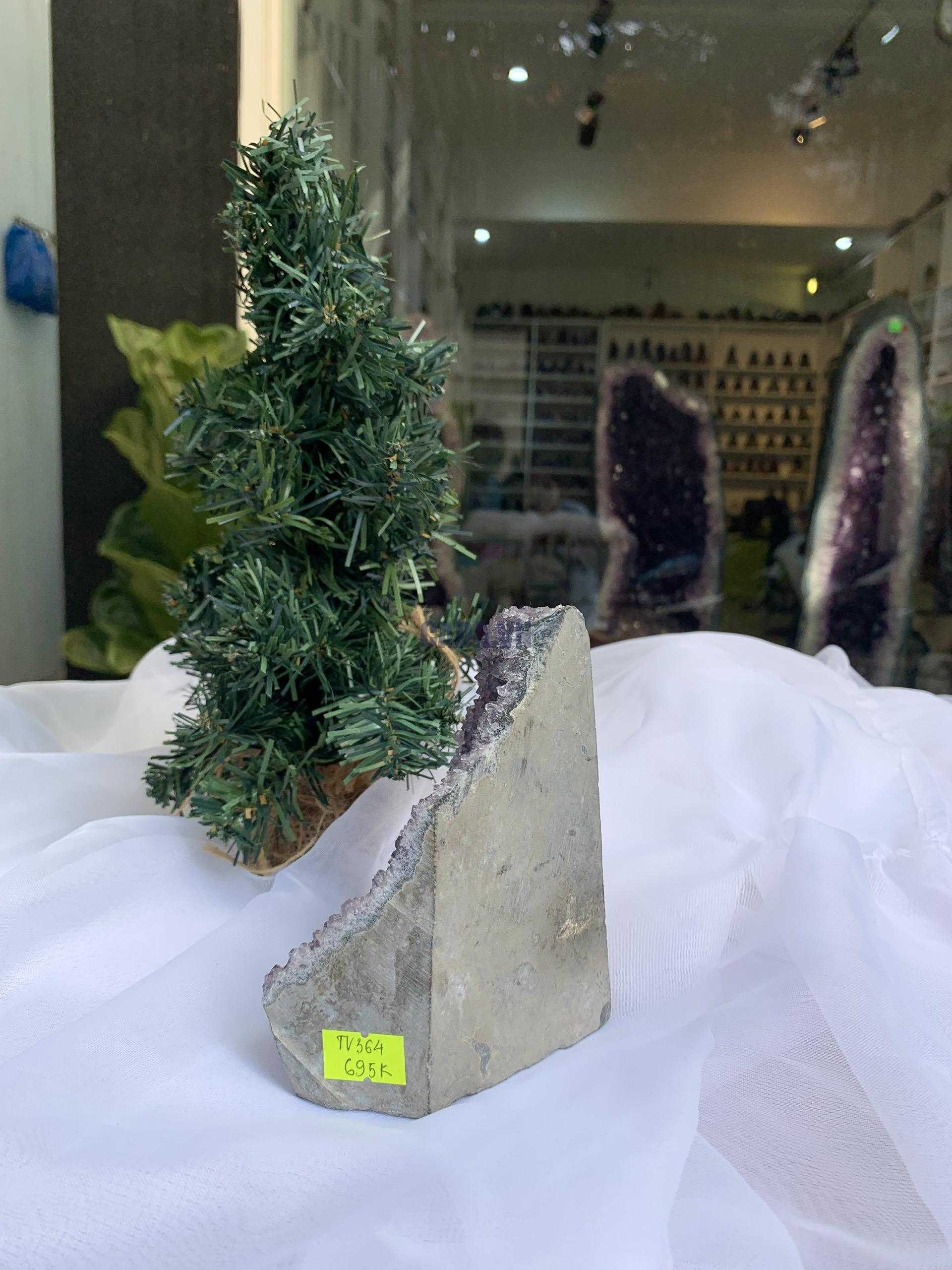 HỐC THẠCH ANH TÍM NHỎ – SMALL AMETHYST (TV364), KL: 0.692 KG, KT: 13 x 10 CM