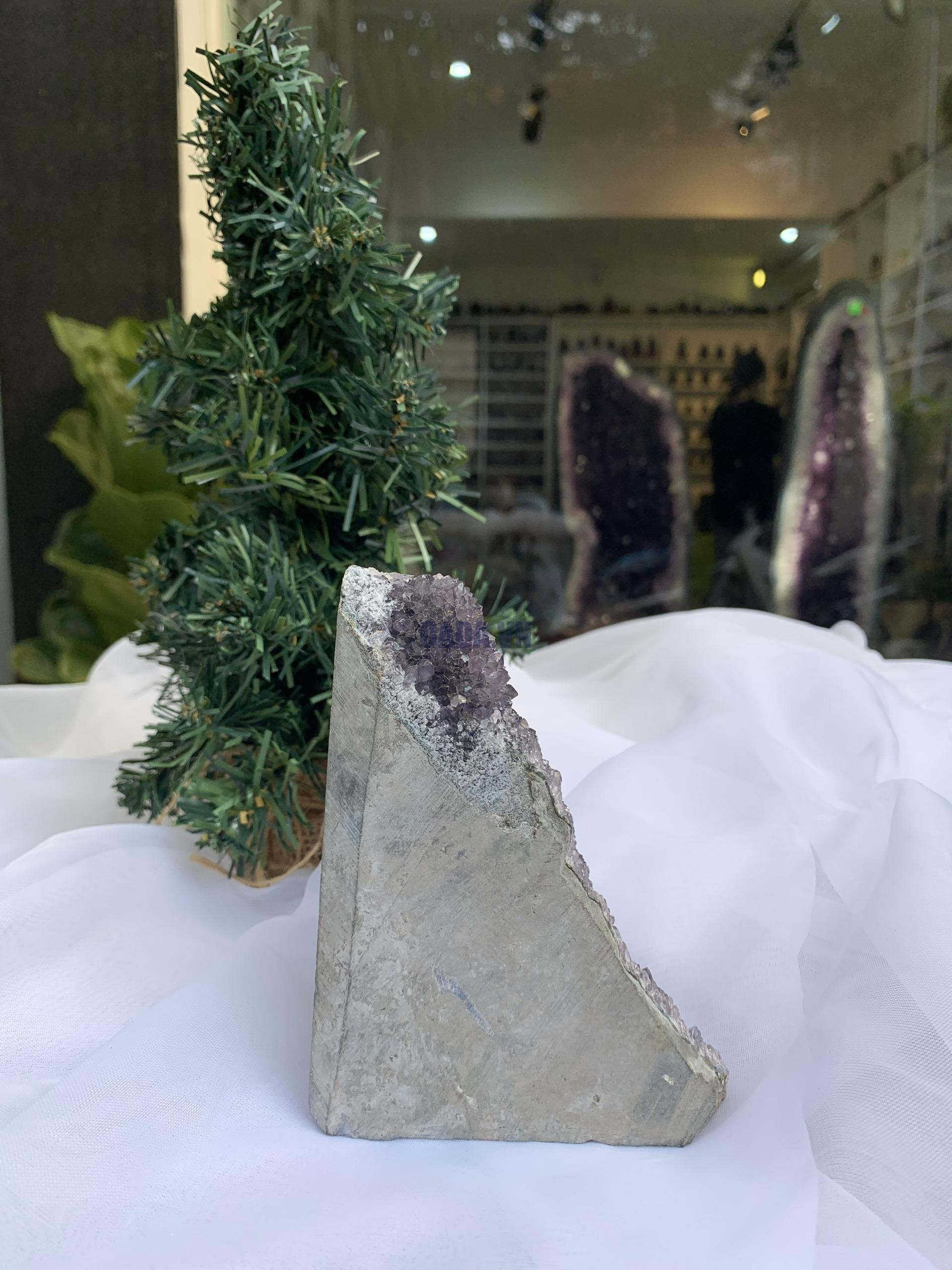HỐC THẠCH ANH TÍM NHỎ – SMALL AMETHYST (TV364), KL: 0.692 KG, KT: 13 x 10 CM