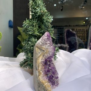 HỐC THẠCH ANH TÍM NHỎ – SMALL AMETHYST (TV382), KL: 0.478KG, KT: 13.2 x 7 CM