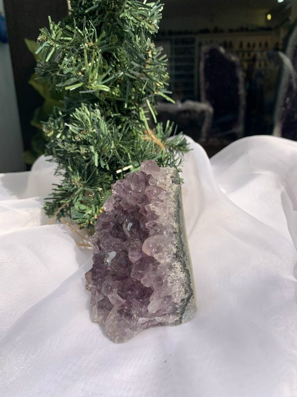 HỐC THẠCH ANH TÍM NHỎ – SMALL AMETHYST (TV379), KL: 0.5 KG, KT: 10.3 x 8.1 CM