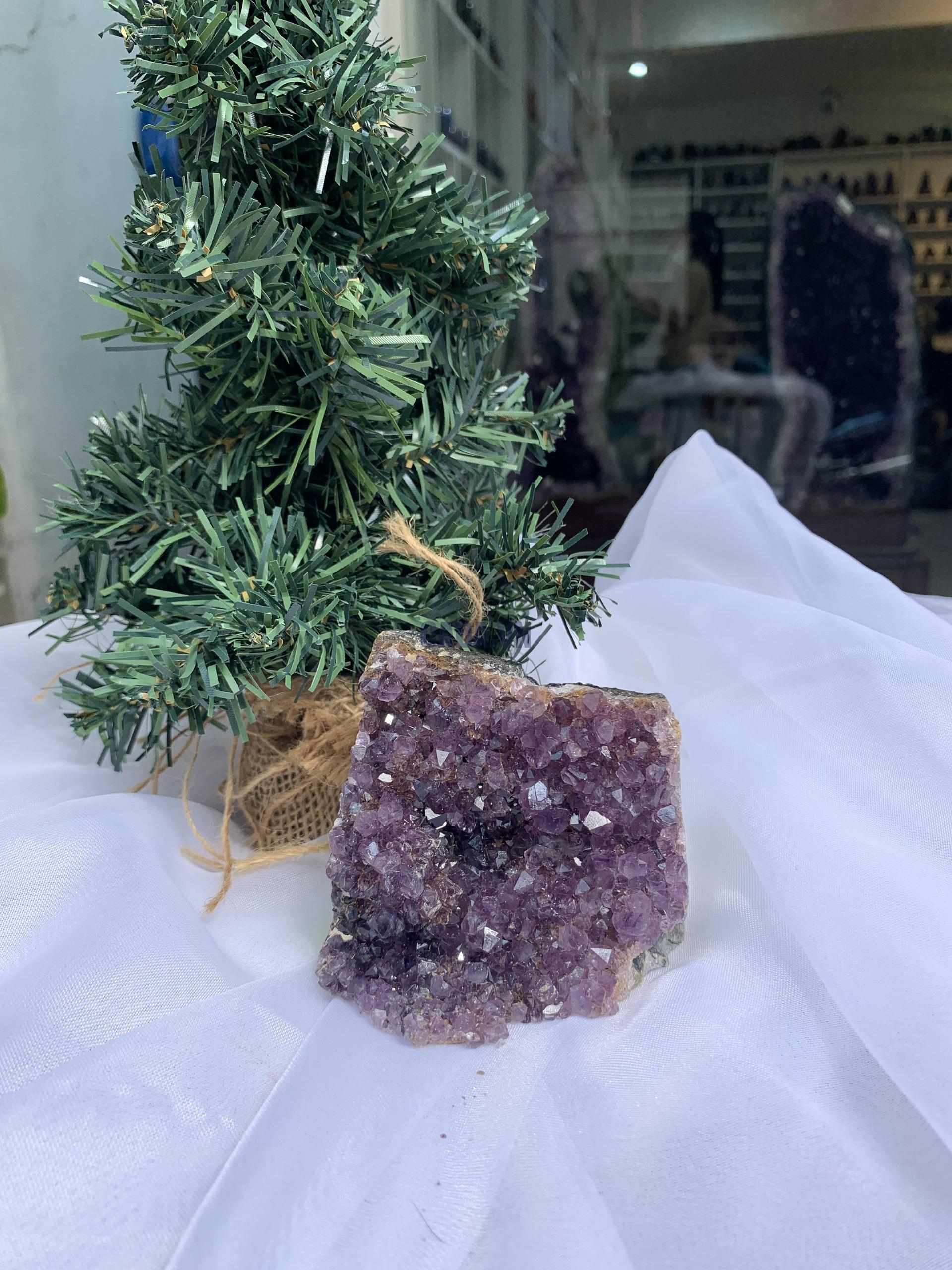 HỐC THẠCH ANH TÍM NHỎ – SMALL AMETHYST (TV347), KL: 0.326 KG, KT: 8 x 8 CM