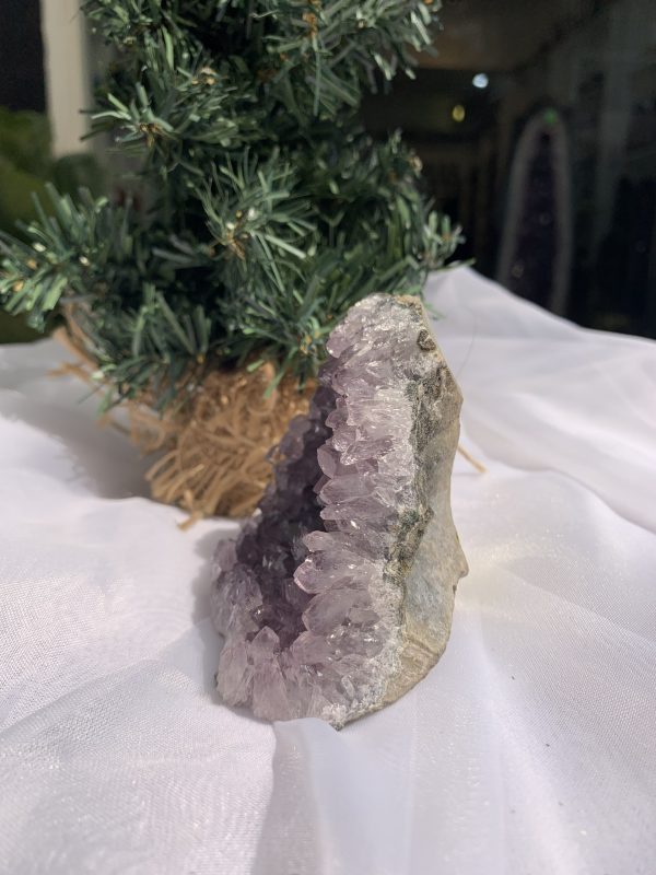 HỐC THẠCH ANH TÍM NHỎ – SMALL AMETHYST (TV358), KL: 0.304 KG, KT: 8 x 9 CM    