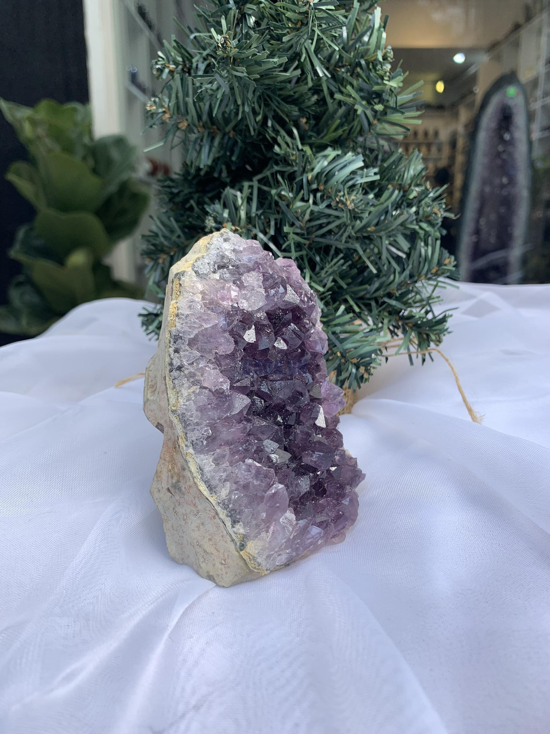 HỐC THẠCH ANH TÍM NHỎ – SMALL AMETHYST (TV375), KL: 0.574 KG, KT: 10 x 8 CM